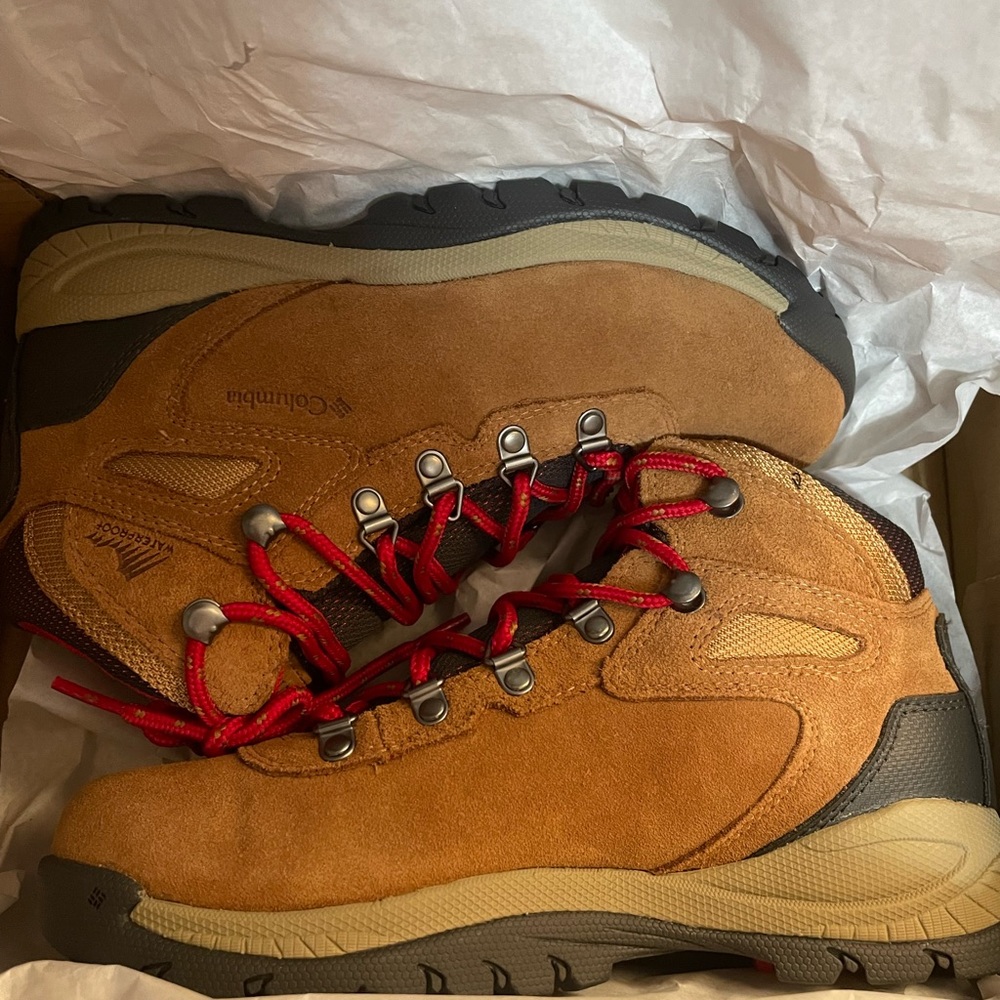 COLUMBIA Women’s newton ridge plus waterproof boot size 7.5